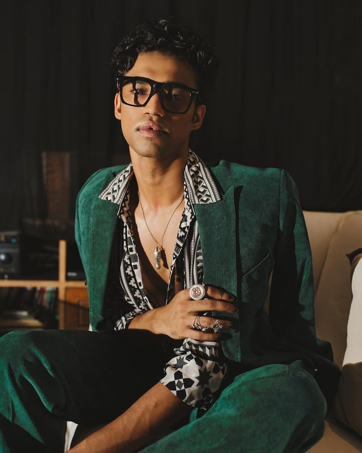 बाबिल ने इस आउटफिट में कई शानदार पोज दिए. कभी सोफे पर बैठकर तो कभी वॉल के सहारे खड़े होकर. तस्वीरों में आप देख सकते हैं.