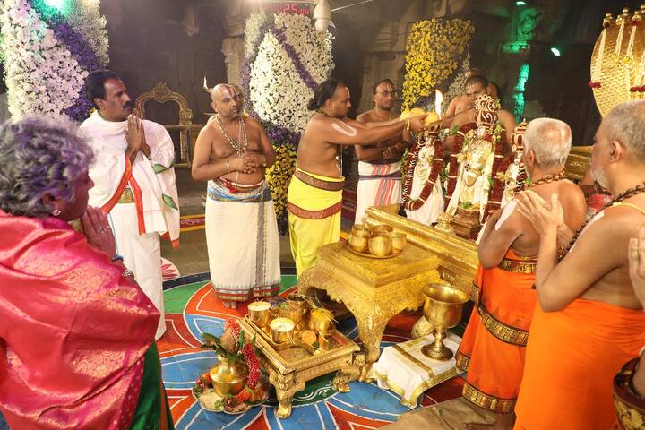 స్నప‌నంలో ఆక‌ర్షణీయంగా కుంకుమపువ్వు, పిస్తా-బాదం మాల‌లు, కిరీటాలు