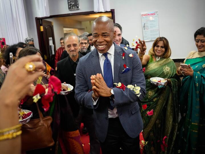 New York Mayor Eric Adams in Durga Puja celebrates said triumph of good over evil That's something we can all appreciate in these challenging times Durga Puja 2022: न्यूयॉर्क के मेयर एरिक एडम्स दुर्गा पूजा सेलिब्रेशन में हुए शामिल, बोले- सम्मान की बात है