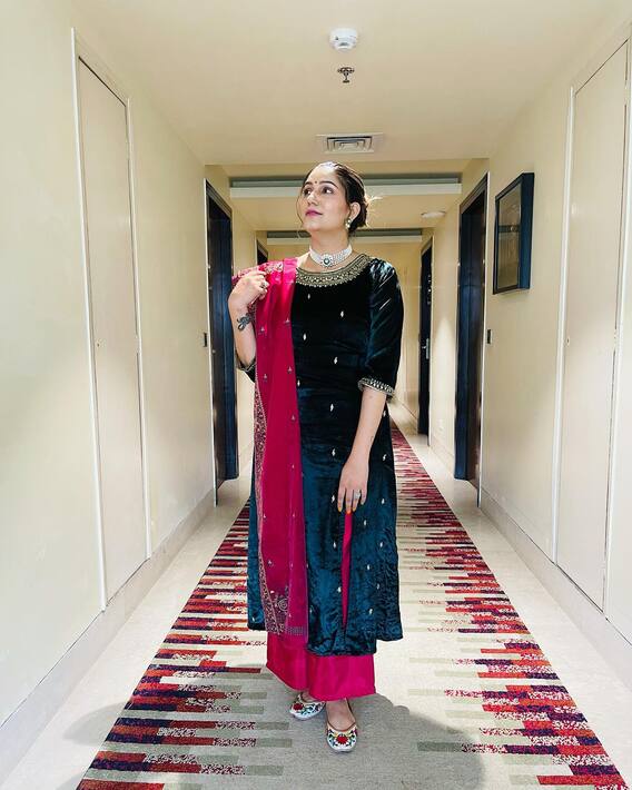 Sapna Choudhary Photos:  डांडिया नाईट के लिए तैयार हुईं सपना चौधरी, एक्ट्रेस के गरबा लुक ने सेट किए फैशन गोल्स