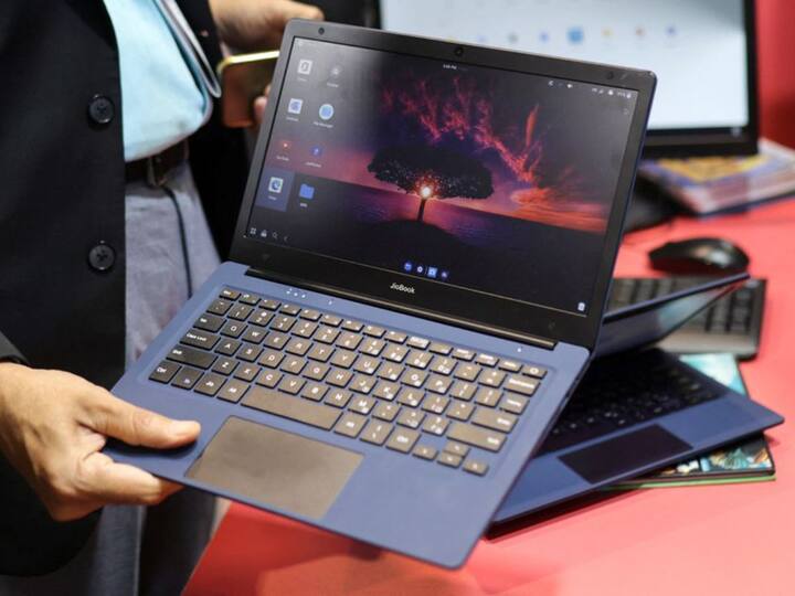 Reliance Jio To Launch 4G Enabled Laptop JioBook At rs 15000 Reliance Jio Laptop : रिलायन्स घेऊन येत आहे 15 हजार रुपयांत 4G लॅपटॉप, काय आहे खास वैशिष्ट? 