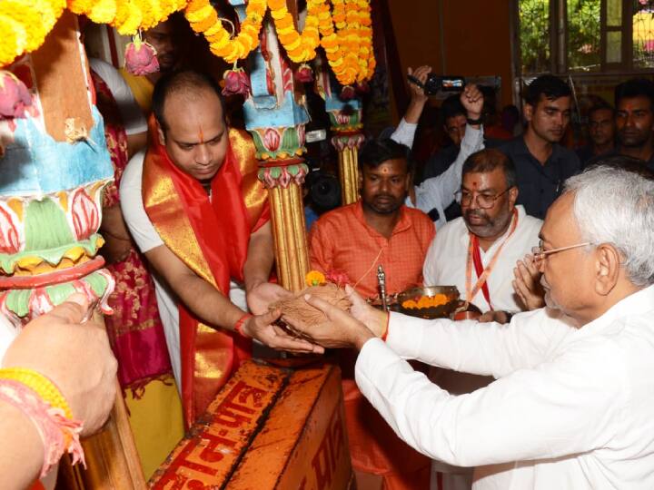 पटना में दुर्गा पूजा की धूम है. अष्टमी के मौके पर सोमवार को मां महागौरी के स्वरूप को पूजा करने के लिए मुख्यमंत्री नीतीश कुमार ने पटना सिटी का दौरा किया.