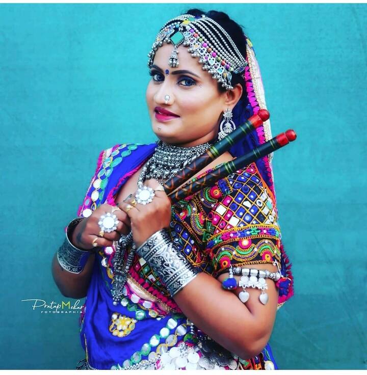निलंबित महिला कंडक्टरचे सोशल मीडियावर लाखो फॉलोवर्स आहेत. गिरी या वेगवेगळ्या गाण्यावर व्हिडीओ बनवून सोशल मीडियावर व्हायरल करतात. त्यांचे वेगवेगळे व्हिडीओ सोशल मीडियावर धुमाकूळ घातलात. परंतु, गिरी यांनी एसटी महामंडळाचा ड्रेस घालून तुळजाभवानी देवीच्या गाण्यावरचा त्यांचा व्हिडीओ करून तो इन्स्टाग्रामवर अपलोड केला. त्यांचा हा व्हिडीओ सोशल मीडियावर प्रचंड वायरल झाला आहे. स्वतःचे व्हिडीओ बनवून एस टी महामंडळाची प्रतिमा मलीन केल्याचा ठपका त्यांच्यावर ठेवण्यात आला. त्यामुळे एसटी महामंडळाची प्रतिमा मलीन झाल्याचं सांगत महांडळाकडून त्यांना निलंबित करण्यात आलं आहे. (फोटो सौजन्य :mangal_sagar_giri/इंस्टाग्राम)