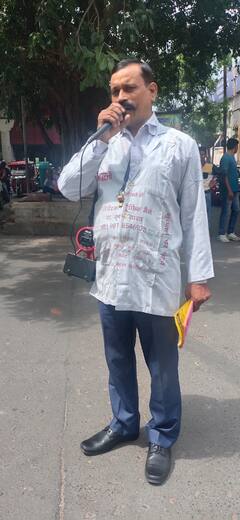 Noida News: नोएडा के ये डॉक्टर 11 सालों से कर रहें हैं ट्रैफिक पुलिस का काम, जानें- कैसे एक हादसे ने बदली जिंदगी?