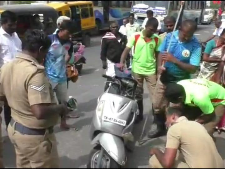 இருசக்கர வாகனத்திற்குள் இருந்த பாம்பு.... வண்டியை போட்டுவிட்டு பதறி ஓடிய பெண்..!