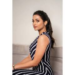 Srinidhi Shetty : लाजरा अन् साजरा मुखडा... ‘KGF’ फेम श्रीनिधी शेट्टीचा दिलखेचक अंदाज