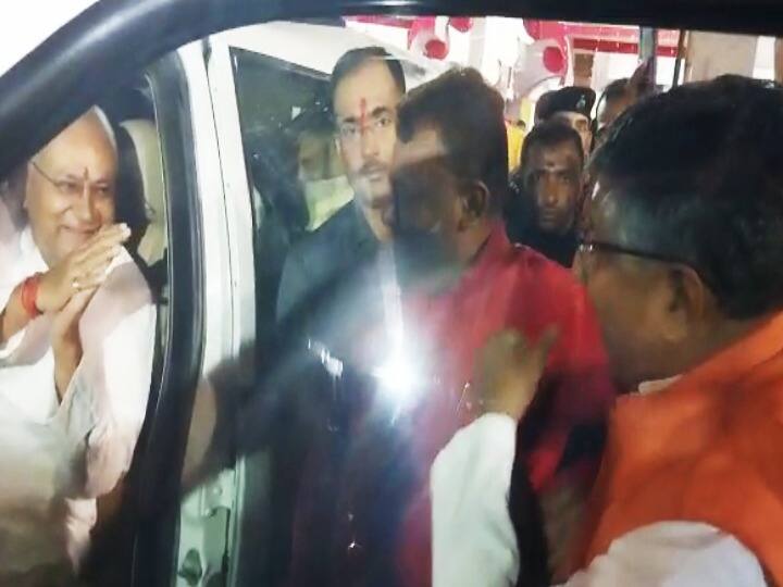 Bihar Chief Minister Nitish Kumar worshiped Durga maa In patna Thakurbari, Meets BJP Leader Ravishankar Prasad ann Durga Puja 2022: अष्टमी पर CM नीतीश ने ठाकुरबाड़ी  में की संध्या आरती, रविशंकर प्रसाद से हुई मुलाकात, जमकर लगे ठहाके