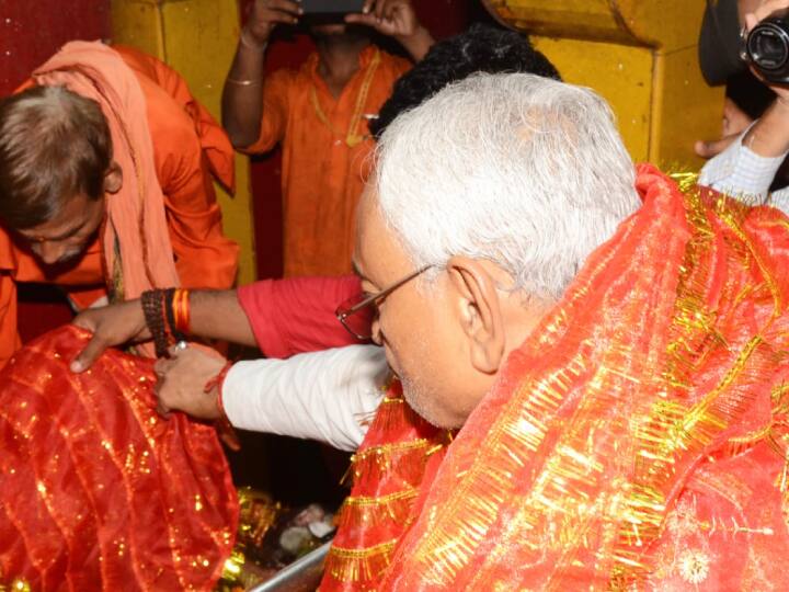इस मौके पर वित्त मंत्री विजय कुमार चौधरी भी मौजूद थे. मुख्यमंत्री सबसे पहले अगम कुआं शीतला मंदिर पहुंचे जहां मां शीतला की पूजा की. पुजारियों ने मंदिर में सुरक्षा व्यवस्था को लेकर मुख्यमंत्री को अवगत कराया. इस पर मुख्यमंत्री ने अधिकारियों को निर्देश भी दिया.