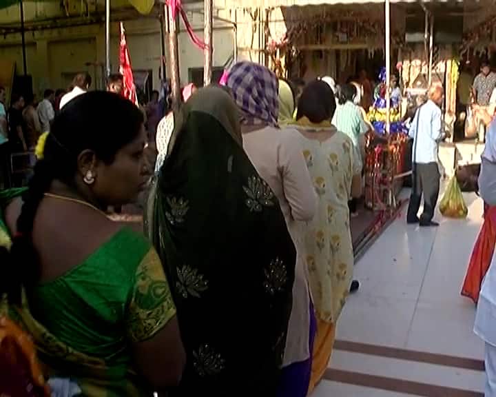 અમદાવાદના નગરદેવી માં ભદ્રકાળીના મંદિરે મહાઅષ્ટમીના દિવસે માઇ ભક્તોની ભારે ભીડ જામી. વહેલી સવારથી જ દર્શન કરવા ભક્તોએ લાઈન લગાવી હતી.