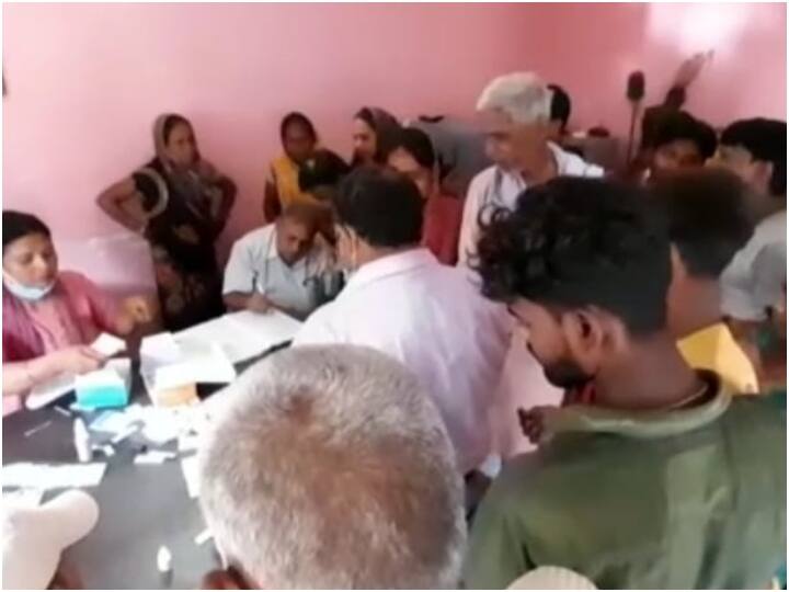 Sultanpur administration organised health check up camp after dengue patients died ann Sultanpur News: डेंगू मरीजों की मौत के बाद जागा स्वास्थ्य विभाग, कैम्प लगाकर हो रही ग्रामीणों की जांच