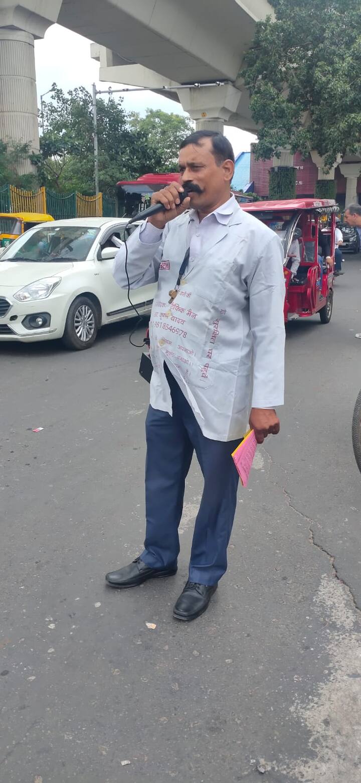 आज से लगभग 11 साल पहले अक्टूबर के महीने में डॉक्टर कृष्ण यादव ने एक ऐसी घटना देखी जिसने उन्हें झकझोर कर रख दिया. उस घटना से प्रेरणा लेकर उन्होंने कुछ अलग करने की ठानी थी. कृष्ण यादव एबीपी न्यूज से अपनी कहानी का जिक्र करते हुए कहते है कि वो दिन 29 अक्टूबर का था, नोएडा में लंबा ट्रैफिक लगा हुआ था और कोई यू टर्न नहीं होने कि वजह से गाड़ियां फसी हुई थी ऐसे में एक एंबुलेंस बार-बार सायरन बजा रहा था काफी देर तक वो सायरन बजता रहा लेकिन ट्रैफिक खत्म नहीं हुआ. वो उस दिन अपने घर तो चले गए लेकिन मन में बार-बार ख्याल उस मरीज का ही था. जैसे ही अगला दिन हुआ और डॉक्टर ने अखबार उठाया तो उस मरीज से जुड़ी खबर छपी थी जिसमें यह लिखा था कि नोएडा में ट्रैफिक में फंसे एक एंबुलेंस में मरीज की जान चली गई. इस घटना ने उन्हें अंदर से झकझोर दिया वो भी इतना की उन्होंने कुछ करने की ठान ली और फिर उन्होंने तय किया कि अब अपने क्लीनिक से बचे हुए समय से नोएडा की सड़कों से ट्रैफिक हटाने का काम करेंगे.