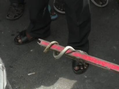 karur snake entered a two wheeler in karur TNN இருசக்கர வாகனத்திற்குள் இருந்த பாம்பு.... வண்டியை போட்டுவிட்டு பதறி ஓடிய பெண்..!