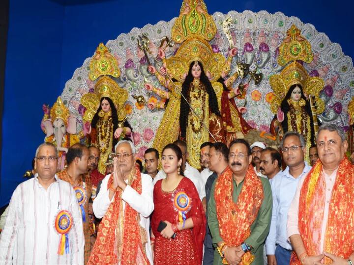 इसके पहले महासप्तमी पर्व रविवार को दुर्गा पूजा समिति खाजपुरा, श्री श्री दुर्गा पूजा समिति शेखपुरा, दुर्गा आश्रम जाकर उन्होंने माता का दर्शन किया. इसके साथ ही डाकबंगला रोड स्थित नवयुवक संघ श्री दुर्गा पूजा समिति के पंडाल में मां दुर्गा की पूजा-अर्चना की. यहां राज्य के सुख, शांति एवं समृद्धि की कामना की.