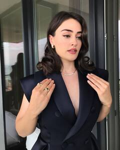 Esra Bilgic Pics: कभी खेत में तो कभी समुद्र किनारे, लेटेस्ट तस्वीरों में कुछ इस अंदाज़ में दिखीं हलीमा सुल्तान