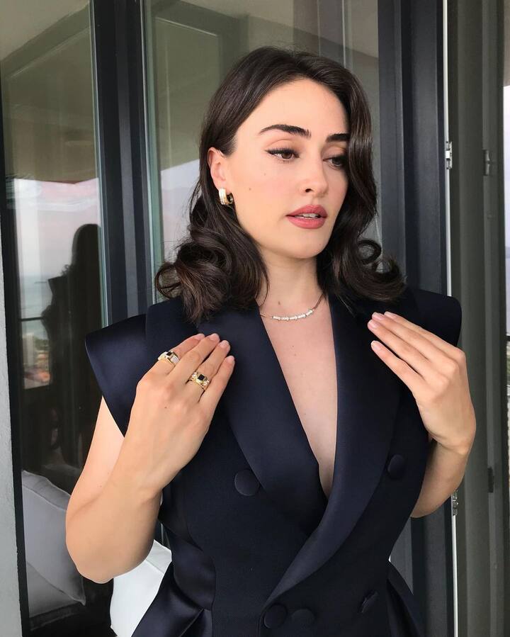 Halima Sultan Fame Esra Bilgic Photos: टर्किश ड्रामा ‘एर्तुरुल गाजी’ (Ertugrul Ghazi) से एक्ट्रेस इसरा बिल्जिक (Esra Bilgic) किस कदर पॉपुलर हुई हैं, ये बताने की जरूरत नहीं है.