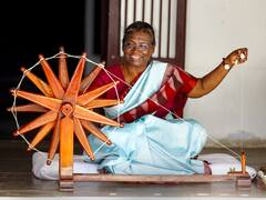 गुजरात पहुंची राष्ट्रपति द्रौपदी मुर्मू, अहमदाबाद के गांधी आश्रम का किया दौरा