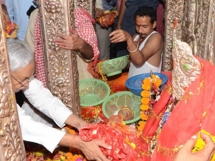 इसके बाद मुख्यमंत्री शक्तिपीठ बड़ी पटन देवी पहुंचे. यहां माता का दर्शन कर पूजा-अर्चना की. बड़ी पटनदेवी के मुख्य पुजारी विजय शंकर गिरी ने मुख्यमंत्री को माता की चुनरी ओढ़ाकर सम्मानित किया.