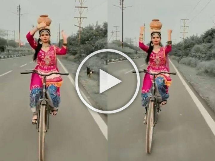 Girl Dances Doing Classical Dance While Cycling And Keepin A Kalash On Her Head Winning Internet Users Viral Video On Social Media ગરબો માથા પર રાખી, સાયકલ પર ડાન્સ કરતી છોકરીના આ Videoએ ધૂમ મચાવી, જુઓ....