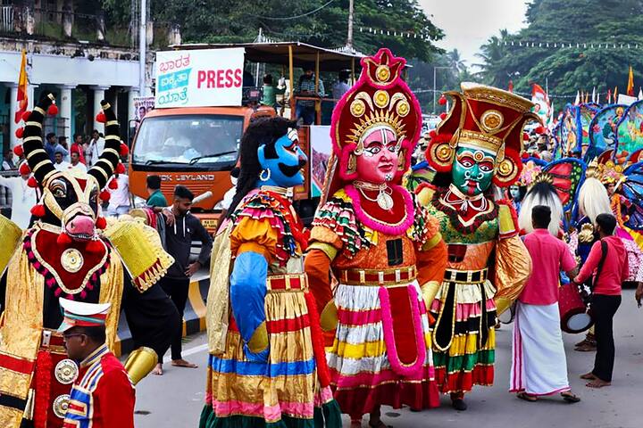 কংগ্রেসের এই পদযাত্রা কর্মসূচি ঘিরে কর্নাটকের মাইসোরে এখন সাজ সাজ রব। বিভিন্ন সাজে সেজে রাস্তায় প্রদর্শনী শিল্পীদের। ছবি: পিটিআই