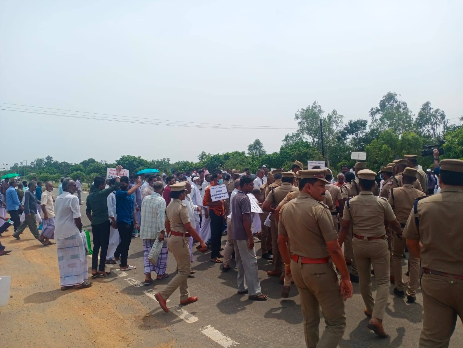 பஸ் நிறுவனத்தில் முதலீடு.....பாதிக்கப்பட்டவர்கள் சாலைமறியல்...தஞ்சையில் பரபரப்பு..!