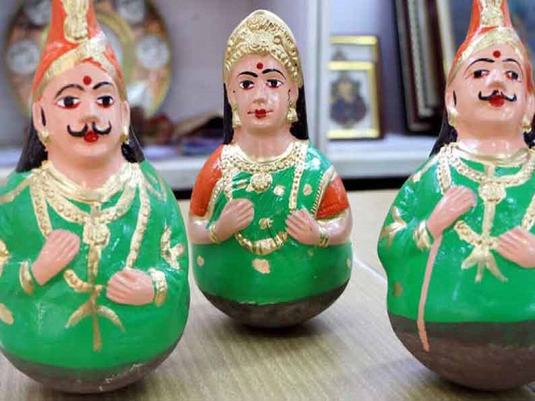 தஞ்சாவூரில் தலையாட்டி பொம்மைகள் விற்பனை அங்காடி திறப்பு விழா