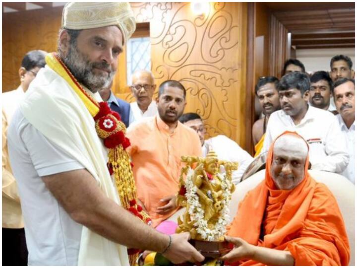 कांग्रेस की भारत जोड़ो यात्रा जारी है. राहुल गांधी के नेतृत्व में कांग्रेस की भारत जोड़ो यात्रा (Bharat Jodo Yatra) कर्नाटक में प्रवेश कर चुकी है. आज उन्होंने अपनी यात्रा के दौरान मैसूर में सुत्तूर मठ (Suttur Math) के दर्शन किए और श्री शिवरात्रि देशिकेंद्र स्वामीजी का आशीर्वाद लिया.