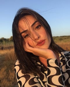 Esra Bilgic Pics: कभी खेत में तो कभी समुद्र किनारे, लेटेस्ट तस्वीरों में कुछ इस अंदाज़ में दिखीं हलीमा सुल्तान