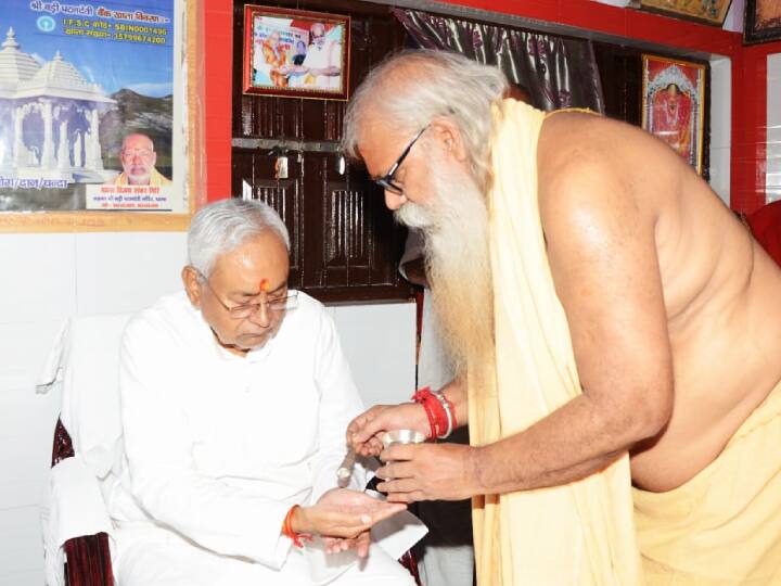 मुख्यमंत्री नीतीश कुमार ने मारूफगंज बड़ी देवी जी का भी दर्शन किया. यहां उन्होंने माता के समक्ष नारियल फोड़ा. अंत में मुख्यमंत्री ने मालसलामी के दलहट्टा देवी जी का दर्शन करने पहुंचे और माता का दर्शन कर कार कार्यकर्ताओं से मिले. यहां से मुख्यमंत्री आवास के लिए रवाना हो गए.