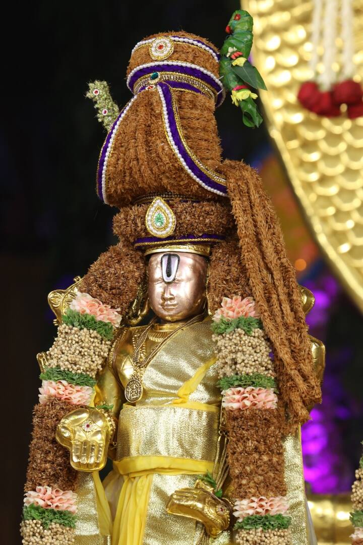 ఈ ఏడాది ప్రత్యేక ఆకర్షణగా మొదటిసారిగా కుంకుమపువ్వు దారాలతో మాల‌లు, కిరీటాలు సిద్ధం చేశారు. ఒక కిలో కుంకుమ పువ్వు ధ‌ర దాదాపు రూ.2 లక్షలు కాగా, ఒక మాల‌ను త‌యారు చేయ‌డానికి దాదాపు 3 కిలోలు ఉపయోగించారు.