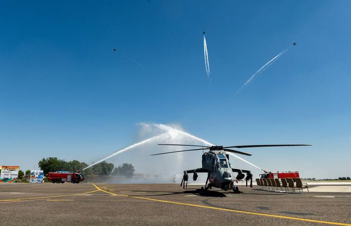 Light Combat Helicopter: ভারতীয় বায়ুসেনাবাহিনীতে ‘প্রচণ্ড’ লাইট কমব্যাট হেলিকপ্টারের আগমনের ফলে দেশের বায়ুসেবাহিনীত শক্তি আরও বৃদ্ধি পাবে বলে মনে করছেন সকলেই।