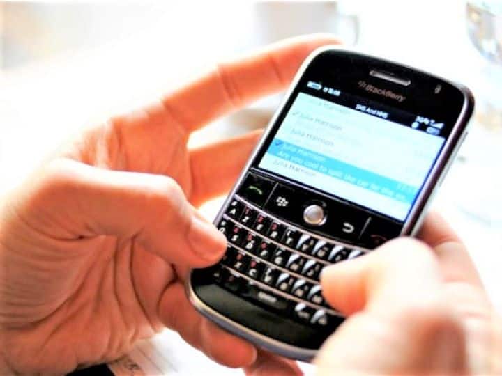 आप अपनी डेट ऑफ बर्थ, डेबिट कार्ड नंबर, इंटरनेट बैंकिग यूजर आईडी और पासवर्ड, डेबिट कार्ड पिन, सीवीवी और ओटीपी जैसे नंबर किसी के भी साथ शेयर न करें. इसके अलावा एसबीआई, आरबीआई, सरकार, ऑफिस, पुलिस और केवाईसी अथॉरिटी के नाम पर जो फोन कॉल आते हैं उनसे सावधान रहें.