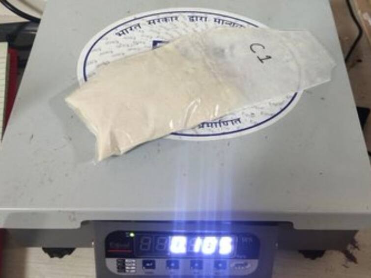 Mumbai Airport Customs seized 980 grams of Cocaine worth Rs 9.8 crores  Mumbai Airport : मुंबई विमानतळावर मोठी कारवाई, 9.8 कोटी रुपयांचे कोकेन जप्त  