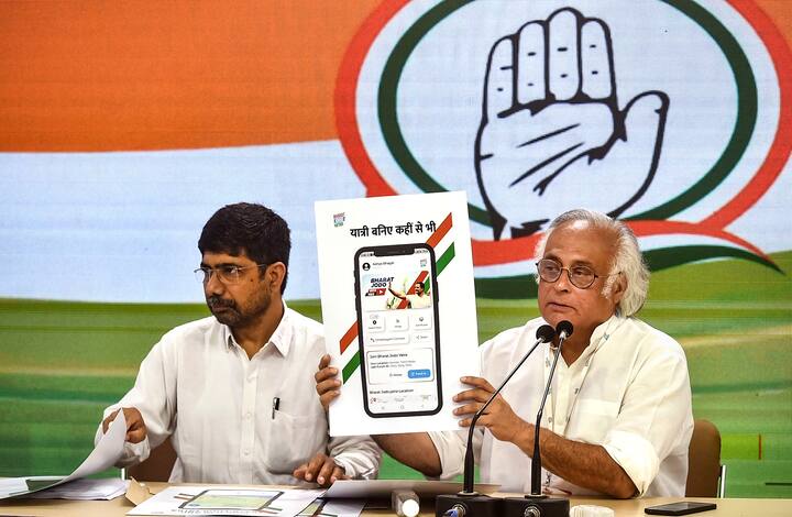 ভারত জোড়ো যাত্রাকে সফল করতে প্রযুক্তির উপর নির্ভর করছে কংগ্রেস। সোমবার নয়াদিল্লি থেকে বর্ষীয়ান কংগ্রেস নেতা জয়রাম রমেশ ভারত জোড়ো যাত্রা অ্যাপের উদ্বোধন করেন। ছবি: পিটিআই