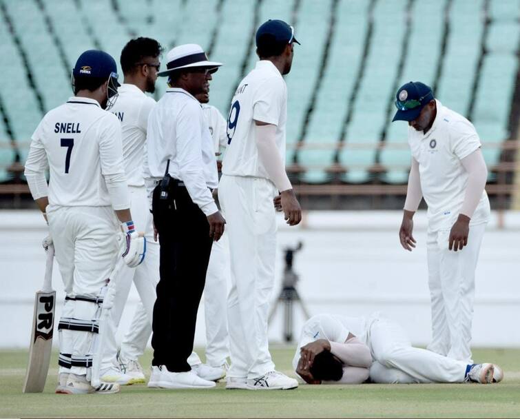 Cricketer Mayank Agarwal suffered a head injury in Rajkot Irani Trophy Cricketer Mayank Agarwal: ભારતના આ દિગ્ગજ ક્રિકેટરને રાજકોટ ખાતે માથામાં બોલ વાગતા હોસ્પિટલે ખસેડાયો