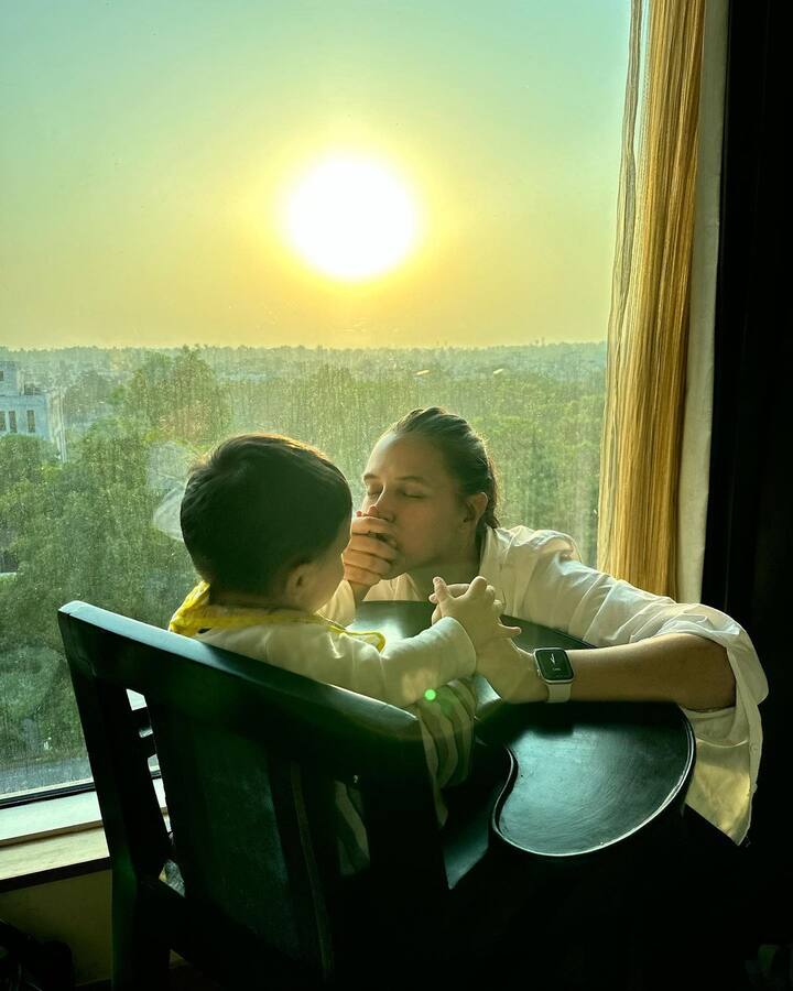 इन फोटोज के साथ नेहा ने एक प्यार सा नोट भी लिखा है. उन्होंने लिखा, “पहला जन्मदिन मुबारक मेरे बेटे. तुमने अपनी मां को प्यार करना सिखाया है. मेरा दिल जो भरा हुआ वो आज और हमेशा तुम्हारा है.”