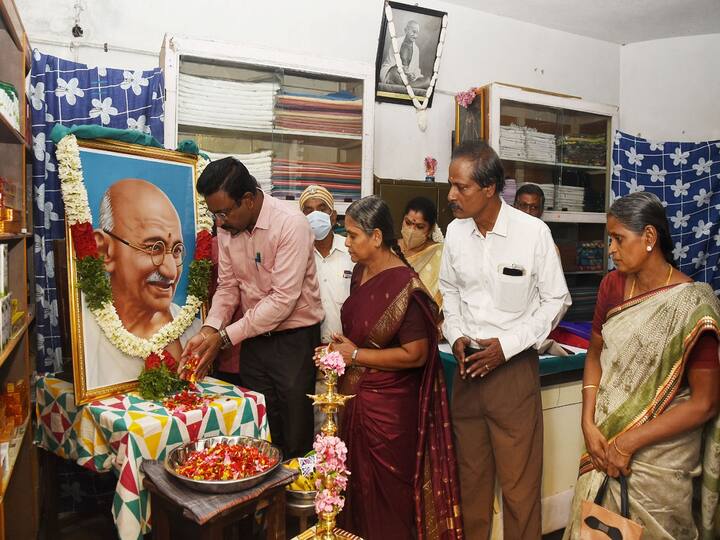 Collector launches special sale at Tanjore Poomalai Khadi Craft TNN தஞ்சை பூமாலை காதி கிராப்டில் சிறப்பு விற்பனை - கலெக்டர் தொடங்கி வைப்பு