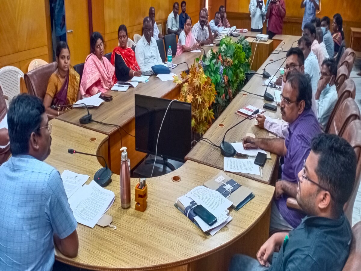 பேனர்கள் கீழே விழுந்து விபத்து ஏற்பட்டால் அதிகாரிகள் சஸ்பெண்ட் -  திருவண்ணாமலை கலெக்டர் எச்சரிக்கை