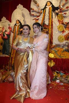 Durga Puja में बेहद गर्मजोशी से मिलीं काजोल और रानी...रणबीर कपूर समेत ये स्टार्स भी आए नजर, देखें फोटोज