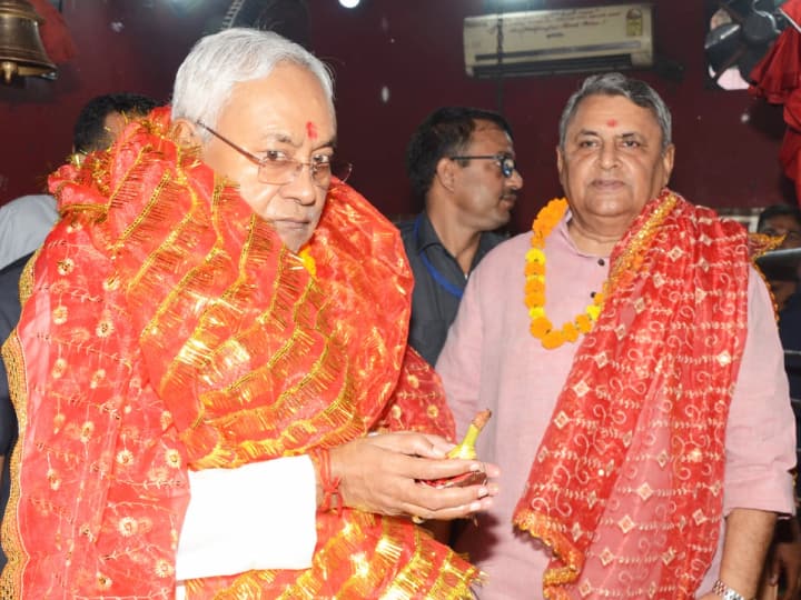 इसके बाद मुख्यमंत्री सिटी चौक स्थित सिद्धपीठ छोटी पटन देवी पहुंचे जहां पुजारी विवेक द्विवेदी ने माता का माला पहना कर मुख्यमंत्री को आशीर्वाद दिया. मुख्यमंत्री ने छोटी पटनदेवी में भव्य रूप से आरती के साथ पूजा की.