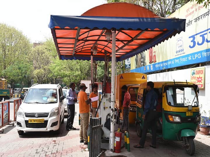 Gas Price Hike: CNG Prices Likely To Rise By Rs 8-12, Household Piped Gas By Rs 6 Per Kg Gas Price Hike: CNG Prices Likely To Rise By Rs 8-12, Household Piped Gas By Rs 6 Per Kg