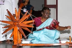 President Droupadi Murmu PHOTO: સાબરમતી આશ્રમમાં રાષ્ટ્રપતિ મુર્મુએ રેટિયો કાંત્યો, જુઓ તસવીરો