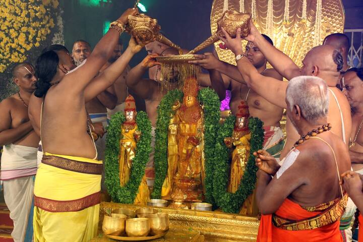 తిరుమల రంగనాయకుల మండపంలో శ్రీదేవి, భూదేవి సమేత శ్రీ మలయప్ప స్వామి వారికి వేడుకగా స్నపన  తిరుమంజనం నిర్వహించారు.