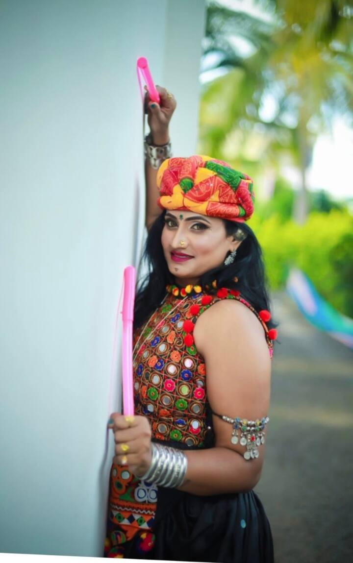 गिरी या उस्मानाबाद जिल्ह्यातील कळंब एसटी आगारात कार्यरत आहेत. एसटी महामंडळाची प्रतिमा मलीन केल्यामुळे मंगल गिरी यांच्यावर कारवाई करण्यात आली आहे. (फोटो सौजन्य :mangal_sagar_giri/इंस्टाग्राम)