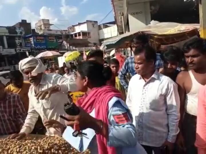 Khandwa clash between traffic police constable and old person went viral on social media ANN Watch: खंडवा में ट्रैफिक पुलिस की महिला आरक्षक ने ठेला वाले बुजुर्ग को जड़ा सरेआम थप्पड़, Video Viral