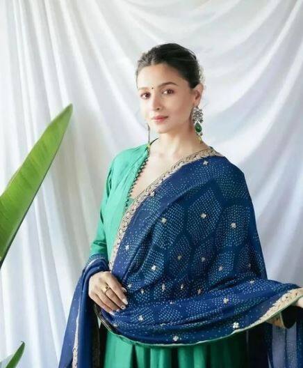 अपने भाषण में, आलिया ने मजाक में शुरू किया कि वह कुछ इंटेलिजेंट कहने के लिए 'थोड़ा सा दबाव' महसूस कर रही थी. उन्होंने कहा,