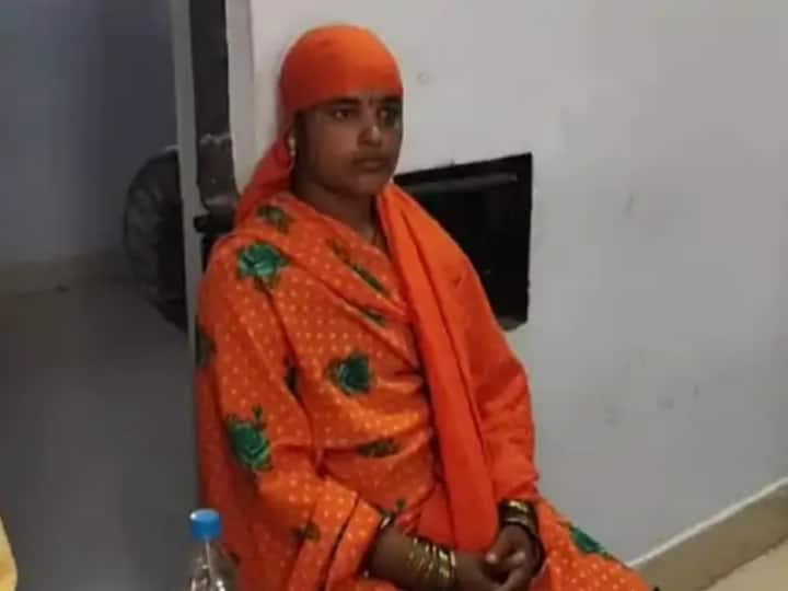 Mungeli Chhattisgarh molestation women set fire to youth attacked police arrested ANN Mungeli News: छेड़छाड़ से तंग आकर महिला ने युवक पर पेट्रोल छिड़ककर लगा दी आग, फिर हसिए से किया हमला