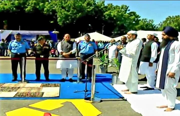 इस हेलिकॉप्टर की यह खासियत है कि यह कई तरह की मिसाइल दागने और हथियार चलाने में सक्षम है. रक्षा मंत्री की उपस्थिति में जोधपुर एयरबेस पर ये हेलिकॉप्टर वायु सेना में शामिल हुए. यहां लाइट कॉम्बैट हेलिकॉप्टर को एयरफोर्स को सौंपने से पहले धर्मसभा का आयोजन किया गया. इस दौरान चारों समुदाय के धर्म गुरु मौजूद रहे. कार्यक्रम के बाद रक्षा मंत्री राजनाथ सिंह ने प्रचंड में उड़ान भरी.