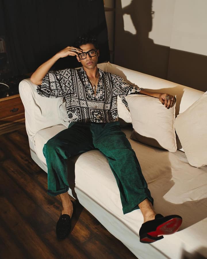 बाबिल खान ने ब्लैक एंड व्हाइट शर्ट के साथ ग्रीन कोट-पैंट में फोटोशूट कराया है. ट्रेंडी एसेसरीज से अपने लुक को कंप्लीट किया है. इस लुक में कोई भी हर पार्टी में छा सकता है.