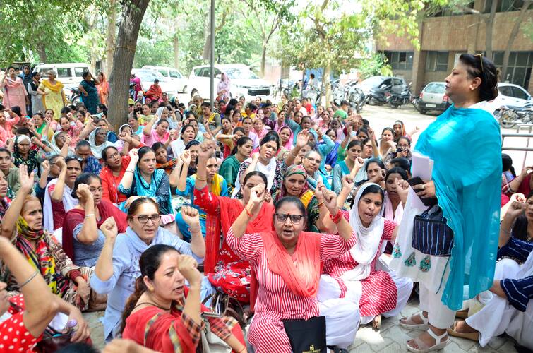 Even from Bhagwant Mann government, Anganwadi employees protested across Punjab Punjab News: ਭਗਵੰਤ ਮਾਨ ਸਰਕਾਰ ਤੋਂ ਵੀ ਅੱਕੀਆਂ ਆਂਗਣਵਾੜੀ ਮੁਲਾਜ਼ਮ, ਪੰਜਾਬ ਭਰ 'ਚ ਰੋਸ ਪ੍ਰਦਰਸ਼ਨ