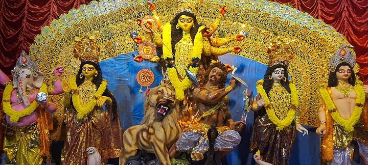 এই পুজোকে কেন্দ্র করে পাড়ার সকলের মধ্যেও উত্তেজনা, আনন্দ তুঙ্গে।